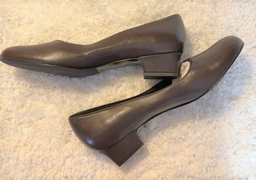 Trotters Bronze Pumps NWOT 8.5 AAA New